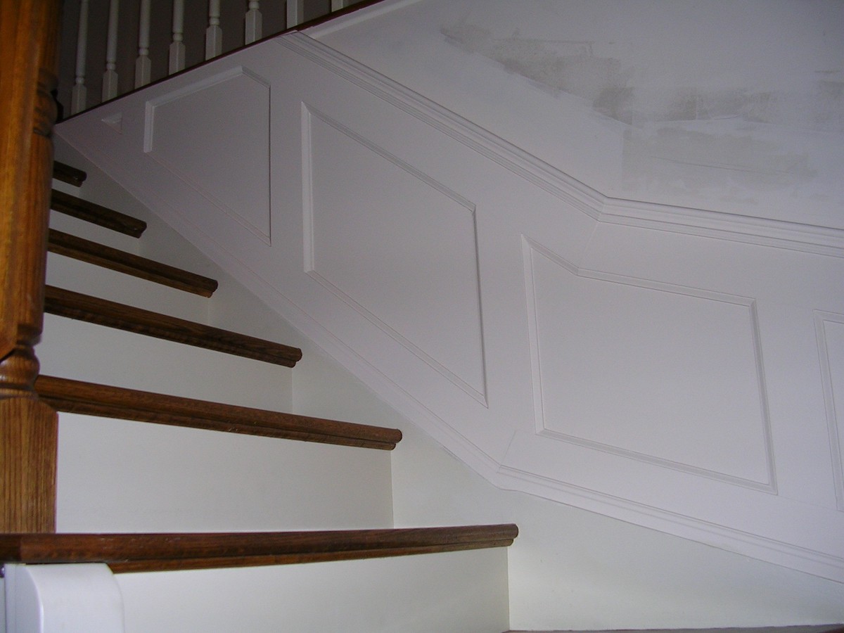 Wainscoting sans panels applied on stairs