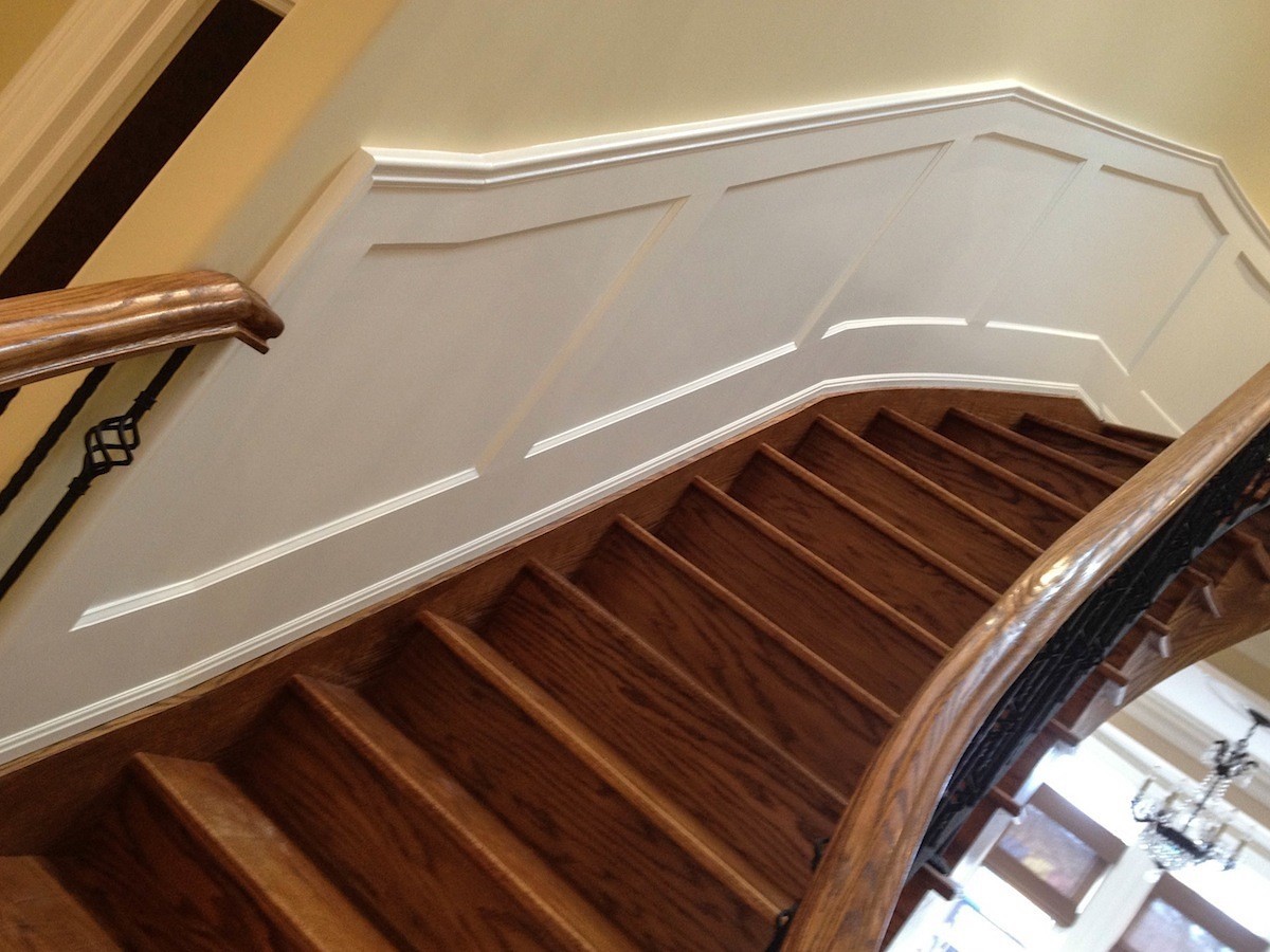 Wainscoting without panels along wood stairs