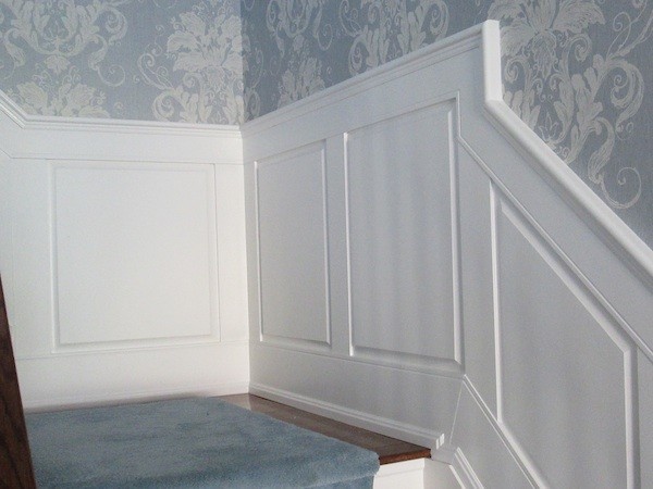 Raised panelled wainscoting on top of stairs